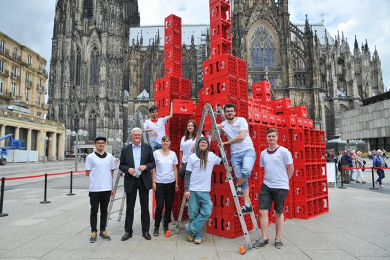 Original und Nachbau: Studenten bauten aus 400 Bierkästen den Kölner Dom nach. Foto: Roland Breitschuh. Original und Nachbau: Studenten bauten aus 400 Bierkästen den Kölner Dom nach. Foto: Roland Breitschuh.