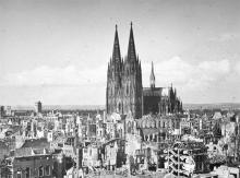 Der Dom nach dem 2. Weltkrieg Historische Bilder Kölns direkt bei IKEA kaufen und rahmen lassen (Bild: Bilderbuch-koeln.de)