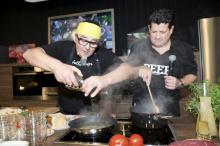 Kochprofis über die Schulter schauen und selbst zum Kochlöffel greifen, können die Besucher die eat&STYLE. Kochprofis über die Schulter schauen und selbst zum Kochlöffel greifen, können die Besucher die eat&STYLE.