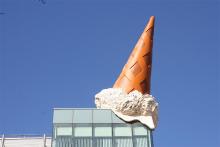 Übergroß: das Eistütchen von Claes Oldenburg am neumarkt. Der Künstler bekommt im nächsten Jahr eine Ausstellung im Museum Ludwig. Foto: Jürgen Schönc Übergroß: das Eistütchen von Claes Oldenburg am neumarkt. Der Künstler bekommt im nächsten Jahr eine Ausstellung im Museum Ludwig. Foto: Jürgen Schönc
