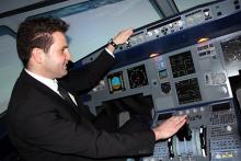 Ralf Görres, den meisten eher bekannt als Prinz Ralf III.: versucht sich im Flugsimulator am Steuerknüppel eines A 320. (Foto: Helmut Löwe) Ralf Görres, den meisten eher bekannt als Prinz Ralf III.: versucht sich im Flugsimulator am Steuerknüppel eines A 320. (Foto: Helmut Löwe)
