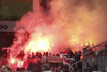 Bengalische Feuer im Fanblock des FC: Das Abbrennen der gefährlichen Feuerwerkskörper verursacht immer wieder schwere Verletzungen (Foto: ddp) Bengalische Feuer im Fanblock des FC: Das Abbrennen der gefährlichen Feuerwerkskörper verursacht immer wieder schwere Verletzungen (Foto: ddp)