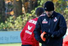 Bei FC-Trainer Holger Stanislawski findet die warme Kleidung aus der Heimat auch an der türkischen Mittelmeerküste gute Verwendung. (Foto: Helmut Löwe) Bei FC-Trainer Holger Stanislawski findet die warme Kleidung aus der Heimat auch an der türkischen Mittelmeerküste gute Verwendung. (Foto: Helmut Löwe)