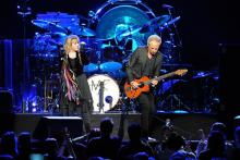 Sängerin Stevie Nicks (l-r), Schlagzeuger Mick Fleetwood und Gitarrist Lindsey Buckingham begeistern 15.000 Fans in Köln. (Foto: dpa) Sängerin Stevie Nicks (l-r), Schlagzeuger Mick Fleetwood und Gitarrist Lindsey Buckingham begeistern 15.000 Fans in Köln. (Foto: dpa)