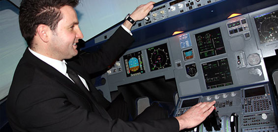 Immer wieder beliebt und auch dieses Mal dabei: Einmal Probefliegen im Flugsimulator. Foto: Helmut Löwe Immer wieder beliebt und auch dieses Mal dabei: Einmal Probefliegen im Flugsimulator. Foto: Helmut Löwe