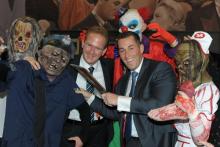 Stefan Löcher, der Chef der Lanxess Arena, (li.) und Veranstalter Herbert Geiss von Deiters (re.) umgeben von Zombies. Stefan Löcher, der Chef der Lanxess Arena, (li.) und Veranstalter Herbert Geiss von Deiters (re.) umgeben von Zombies.
