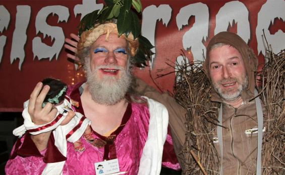 Sie verkörpern die "Maskottchen" des Geisterzugs: Sein Erfinder Erich Hermans als bärtige Agrippina und Ralf Zinkel als Ähzebär. Foto: Jürgen Schön Sie verkörpern die "Maskottchen" des Geisterzugs: Sein Erfinder Erich Hermans als bärtige Agrippina und Ralf Zinkel als Ähzebär. Foto: Jürgen Schön