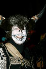 Teilnehmer des Geisterzuges: Karneval mal nicht hell und bunt, sondern düster und schwarz. (Foto: Fabian Schmelcher) Teilnehmer des Geisterzuges: Karneval mal nicht hell und bunt, sondern düster und schwarz. (Foto: Fabian Schmelcher)