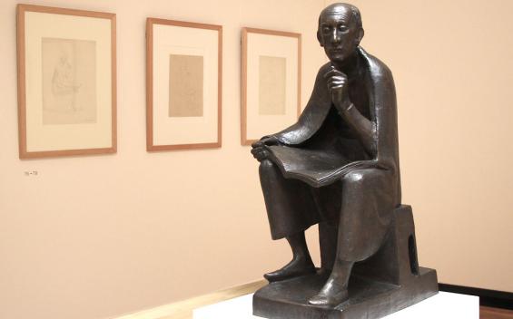 Gerhard Marcks im Käthe-Kollwitz-Museum: Knapp 85 Zentimeter groß ist die bronzene Vorstudie für das spätere Denkmal von Albertus Magnus vor dem Uni-Hauptgebäude in Köln. Foto: Jürgen Schön Gerhard Marcks im Käthe-Kollwitz-Museum: Knapp 85 Zentimeter groß ist die bronzene Vorstudie für das spätere Denkmal von Albertus Magnus vor dem Uni-Hauptgebäude in Köln. Foto: Jürgen Schön