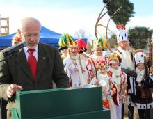 Zoodirektor Theo Pagel (l.) begrüßt Kölns Dreigestirne zur Grundsteinlegung für den Zoo-Bauernhof. Foto: Jürgen Schön Zoodirektor Theo Pagel (l.) begrüßt Kölns Dreigestirne zur Grundsteinlegung für den Zoo-Bauernhof. Foto: Jürgen Schön