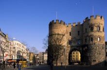 Die Hahnentorburg ist eine von ursprünglich zwölf Torburgen der mittelalterlichen Stadtmauer Kölns (Foto: Bilderbuch Köln) Die Hahnentorburg ist eine von ursprünglich zwölf Torburgen der mittelalterlichen Stadtmauer Kölns (Foto: Bilderbuch Köln)