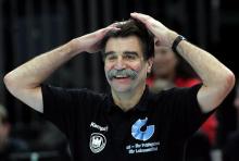 Nationaltrainer Heiner Brand: Erlebt während der Spieler seiner "Jungs" immer wieder ein Wechselbad der Gefühle. (Archivfoto: ddp) Nationaltrainer Heiner Brand: Erlebt während der Spieler seiner "Jungs" immer wieder ein Wechselbad der Gefühle. (Archivfoto: ddp)