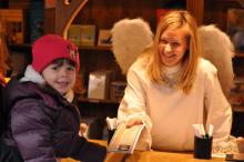 Das Weihnachts-Postamt lässt Kinderaugen glänzen Die kleine Helena (3) überreicht dem "Christkind" Steffi ihre Wunschliste (Foto: Christian Rentrop) Das Weihnachts-Postamt lässt Kinderaugen glänzen Die kleine Helena (3) überreicht dem "Christkind" Steffi ihre Wunschliste (Foto: Christian Rentrop)