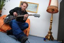 Singt, spielt Gitarre und schreibt die Songs für Neuser: Namensgeber Henning Neuser im "Kreativraum" in Nippes. (Foto: Helmut Löwe) Singt, spielt Gitarre und schreibt die Songs für Neuser: Namensgeber Henning Neuser im "Kreativraum" in Nippes. (Foto: Helmut Löwe)