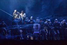 Der Holländer (Samuel Youn) und Kapitän Daland (Lars Woldt) mit seinen Matrosen Foto: Wolfgang Weimer Der Holländer (Samuel Youn) und Kapitän Daland (Lars Woldt) mit seinen Matrosen Foto: Wolfgang Weimer