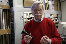 Herr über kleine und große Schrauben: Huelden-Geschäftsführer Paul Kellerwessel. (Foto: Sebastian A. Reichert) Herr über kleine und große Schrauben: Huelden-Geschäftsführer Paul Kellerwessel. (Foto: Sebastian A. Reichert)
