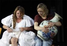 Verhandeln eine mögliche Heirat: Aglaja (Joerdis Triebel, l.) und Fürst Myschkin, der "Idiot" (Lina Beckmann). © Klaus Lefebvre / Schauspiel Verhandeln eine mögliche Heirat: Aglaja (Joerdis Triebel, l.) und Fürst Myschkin, der "Idiot" (Lina Beckmann). © Klaus Lefebvre / Schauspiel