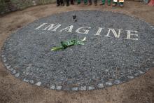 Soll eine "Wallfahrtsstätte" für alle Lennon-Fans werden: "Imagine" im Friedenpark in der Südstadt. Foto: Jürgen Schön Soll eine "Wallfahrtsstätte" für alle Lennon-Fans werden: "Imagine" im Friedenpark in der Südstadt. Foto: Jürgen Schön
