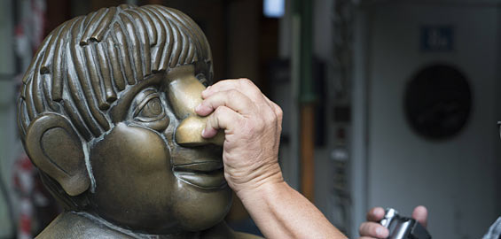 Tünnes und Schäl-Denkmal: Es soll Glück bringen ihnen an die Nase zu fassen. Foto: Imago/ecomedia, Robert Fishmann