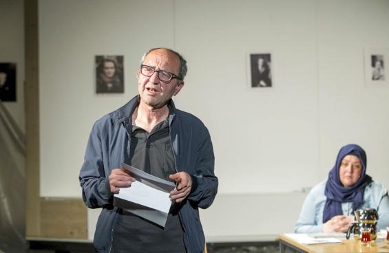 "Istanbul" im Schauspiel: Folteropfer Dogan Akhanli (vorne) berichtet von seiner Folterung in türkischer Haft, Ayfer Sentürk Demir (hinten) glaubt nicht an Folterungen. Foto: David Baltzer "Istanbul" im Schauspiel: Folteropfer Dogan Akhanli (vorne) berichtet von seiner Folterung in türkischer Haft, Ayfer Sentürk Demir (hinten) glaubt nicht an Folterungen. Foto: David Baltzer