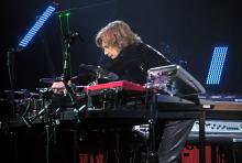 Jean Michel Jarre: geht fast verloren hinter seiner Apparatur aus elektronischen Musikgeräten. (Foto: Helmut Löwe) Jean Michel Jarre: geht fast verloren hinter seiner Apparatur aus elektronischen Musikgeräten. (Foto: Helmut Löwe)