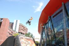 Atemberaubend: Hannes Ackermann demonstriert einen Stunt vor der Lanxess-Arena. (Foto: Fabian Radix) Atemberaubend: Hannes Ackermann demonstriert einen Stunt vor der Lanxess-Arena. (Foto: Fabian Radix)