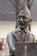 Der "Schnäuzer" sitzt bis heute an seinem Klavier - zumindest als Denkmal. (Foto: B. Schmitz)