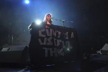 "A cunt is a usefull thing" lautete der provokante Spruch an Kate Nashs Keyboard. (Foto: Ronja Gasper) "A cunt is a usefull thing" lautete der provokante Spruch an Kate Nashs Keyboard. (Foto: Ronja Gasper)