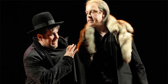 Sind sich ähnlicher als gedacht: Shylock (Bruno Cathomas, l.) und der Venezianer Antonio (Gerrit Jansen). Foto: Thomas Aurin / Schauspiel Köln Sind sich ähnlicher als gedacht: Shylock (Bruno Cathomas, l.) und der Venezianer Antonio (Gerrit Jansen). Foto: Thomas Aurin / Schauspiel Köln