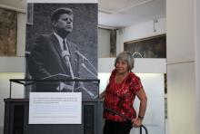 Kuratorin Rita Wagner testet das Rednerpult, von dem aus US-Präsident Kennedy vor 50 Jahren zu den Kölnern sprach. Foto: Jürgen Schön