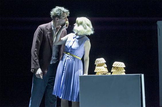 Kimberly (Yvon Jansen) backt Guglhupfs, die von Konrad (Yuri Englert) allerdings verschmäht werden. Foto: David Baltzer / Schauspiel Kimberly (Yvon Jansen) backt Guglhupfs, die von Konrad (Yuri Englert) allerdings verschmäht werden. Foto: David Baltzer / Schauspiel