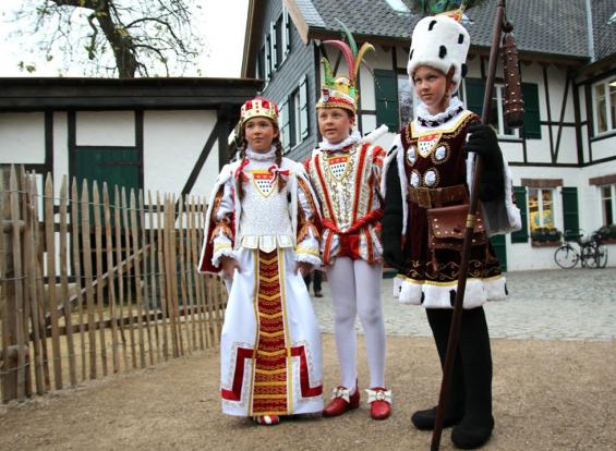 Das Wetter war trüb, die Stimmung gut: Kölns neues Kinder-Dreigestirn mit Jungfrau Victoria, Prinz Julian I. und Bauer Jacob stellt sich vor. Foto: Jürgen Schön Das Wetter war trüb, die Stimmung gut: Kölns neues Kinder-Dreigestirn mit Jungfrau Victoria, Prinz Julian I. und Bauer Jacob stellt sich vor. Foto: Jürgen Schön