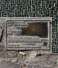 Auf dem Weg von der U-Bahn zum Media-Park stolpert man über das Denkmal. (Foto: Britta Schmitz)