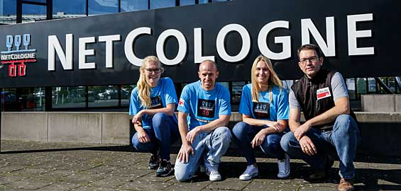 Freuen sich vor allem auf die tolle Stimmung beim Marathon: die koeln.de-Staffel mit Laura Schwarz, Sven Buchenthal, Natalie David und Ulrich Babaik (v.l.n.r.). Foto: Helmut Löwe Freuen sich vor allem auf die tolle Stimmung beim Marathon: die koeln.de-Staffel mit Laura Schwarz, Sven Buchenthal, Natalie David und Ulrich Babaik (v.l.n.r.). Foto: Helmut Löwe