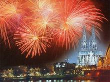 Taucht die Domstadt in ein nächtliches Farbenmeer: Feuerwerkspektakel Kölner Lichter im Sommer. (Foto: Veranstaltungsbüro Werner Nolden GmbH) Taucht die Domstadt in ein nächtliches Farbenmeer: Feuerwerkspektakel Kölner Lichter im Sommer. (Foto: Veranstaltungsbüro Werner Nolden GmbH)