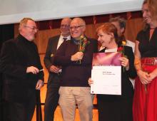 koeln.de-Chefredakteur Edgar Franzmann überreicht den Ehrentheaterpreis an das N.N. Theater. Foto: Jürgen Schön koeln.de-Chefredakteur Edgar Franzmann überreicht den Ehrentheaterpreis an das N.N. Theater. Foto: Jürgen Schön