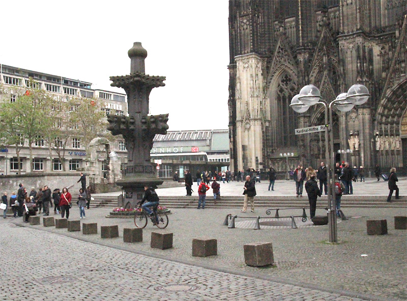 photo Köln Domplatte kreuzblume vor dem kolner dom koeln