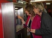 Die ersten Leser am Krimi-Automat: Bürgermeisterin Angela Spitzig und Stadtbücherei-Direktorin Hannelore Vogt (r.). Foto: Jürgen Schön Die ersten Leser am Krimi-Automat: Bürgermeisterin Angela Spitzig und Stadtbücherei-Direktorin Hannelore Vogt (r.). Foto: Jürgen Schön