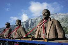 Der Granit-Lenin tourte auf einem Tieflader durch Mitteleuropa. Hier macht er Halt auf dem Gotthard-Pass in der Schweiz (Bild: Irena Wunsch) Der Granit-Lenin tourte auf einem Tieflader durch Mitteleuropa. Hier macht er Halt auf dem Gotthard-Pass in der Schweiz (Bild: Irena Wunsch)