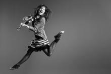 Lindsey Stirling, die tanzende und springende Violinistin, die Klassik und Elektro verbindet. (Foto: Universal Music) Lindsey Stirling, die tanzende und springende Violinistin, die Klassik und Elektro verbindet. (Foto: Universal Music)