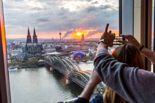 Feiern über den Dächern von Köln (Foto: imago/Tack)