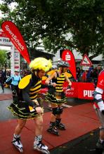 Bienen im Oktober: Die Verkleidungsideen der Sportler kennen keine Grenzen. (Foto: Kerstin Bernards) Bienen im Oktober: Die Verkleidungsideen der Sportler kennen keine Grenzen. (Foto: Kerstin Bernards)
