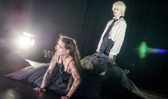 Haben wenig Glück in der Liebe: Medea (Melanie Kretschmann, l.) und Jason (Astrid Meyerfeld). Foto: Julian Roeder / Schauspiel Haben wenig Glück in der Liebe: Medea (Melanie Kretschmann, l.) und Jason (Astrid Meyerfeld). Foto: Julian Roeder / Schauspiel