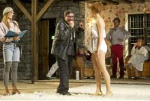 "Der nackte Wahnsinn": Der Regisseur (Bruno Cathomas) versucht verzweifelt, der Theatertruppe seine Pläne zu erläutern (Julischka Eichel, r., und Julia Riedlöer). Foto: David Baltzer / Schauspiel Köln "Der nackte Wahnsinn": Der Regisseur (Bruno Cathomas) versucht verzweifelt, der Theatertruppe seine Pläne zu erläutern (Julischka Eichel, r., und Julia Riedlöer). Foto: David Baltzer / Schauspiel Köln