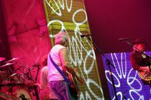 Crazy Horse: bei einer Band mit Ursprüngen in den 70ern fehlen auch psychedelische Momente nicht. (Foto: Helmut Löwe) Crazy Horse: bei einer Band mit Ursprüngen in den 70ern fehlen auch psychedelische Momente nicht. (Foto: Helmut Löwe)