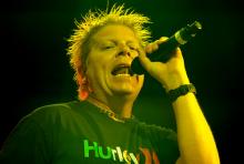 Bryan "Dexter" Holland: der Frontmann ließ es im Gegensatz zum Publikum gemächlich angehen. (Foto: Helmut Löwe) Bryan "Dexter" Holland: der Frontmann ließ es im Gegensatz zum Publikum gemächlich angehen. (Foto: Helmut Löwe)