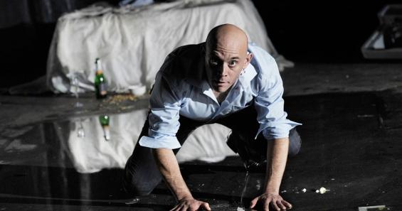 Hat die Moral über Bord geworfen und geht über Leichen: Robert Dölle als Gorge Mastromas. Foto: Thomas Aurin / Schauspiel Hat die Moral über Bord geworfen und geht über Leichen: Robert Dölle als Gorge Mastromas. Foto: Thomas Aurin / Schauspiel