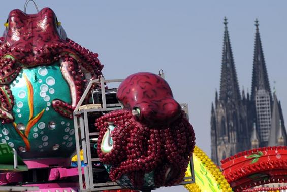 Kraken und Kölner Dom: Das Frühlingsvolksfest auf der Deutzer Werft bietet ein tolles Stadtpanorama. (Foto: Helmut Löwe) Kraken und Kölner Dom: Das Frühlingsvolksfest auf der Deutzer Werft bietet ein tolles Stadtpanorama. (Foto: Helmut Löwe)