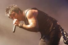 Forderte von sich und den Fans alles: Papa-Roach-Shouter Jacoby Shaddix war immer in Bewegung. (Foto: Helmut Löwe) Forderte von sich und den Fans alles: Papa-Roach-Shouter Jacoby Shaddix war immer in Bewegung. (Foto: Helmut Löwe)