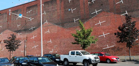 Eine Brandwand zwischen Messe und Kunst: Der vertikale Parkplatz an der Deutz-Mülheimer Straße 129. (Foto: imago/Friedrich Stark) Eine Brandwand zwischen Messe und Kunst: Der vertikale Parkplatz an der Deutz-Mülheimer Straße 129. (Foto: imago/Friedrich Stark)